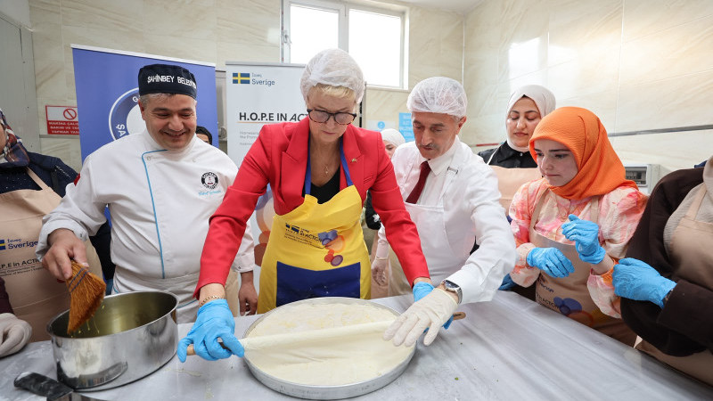 İSVEÇ BÜYÜKELÇİSİ ŞAHİNBEY BELEDİYESİ AŞEVİNDE BAKLAVA AÇTI