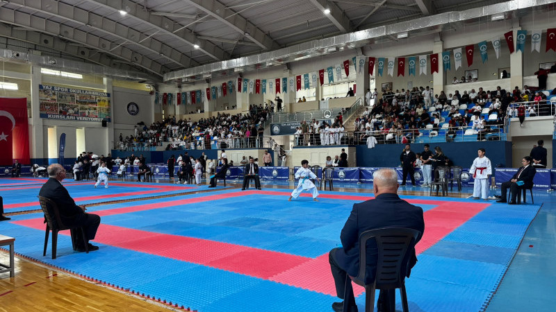 600 karateci kıyasıya mücadele etti